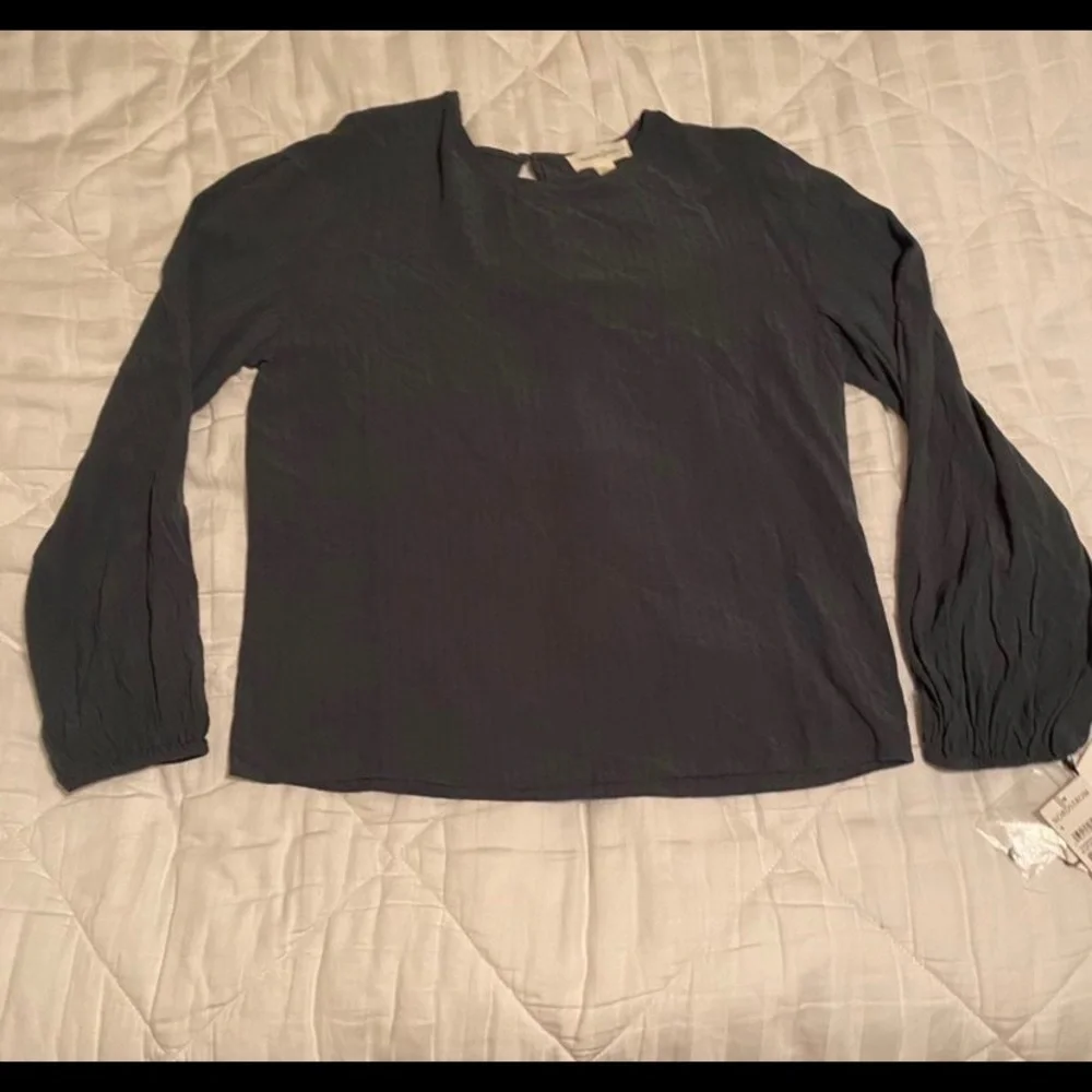 NWT Treasure Bond Long Sleeve Blouse Blue Slate Key Hole Button Back Neutral - Picture 2 of 8